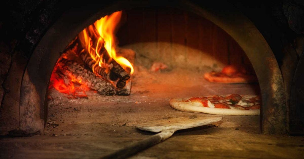 Cocinar en un horno de leña
